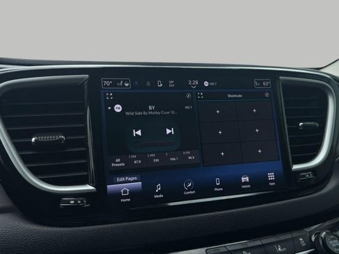 Used 2024 Chrysler Pacifica Touring-L image 42