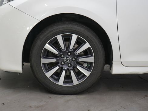 Used 2019 Toyota Sienna XLE Premium AWD/4WD image 32