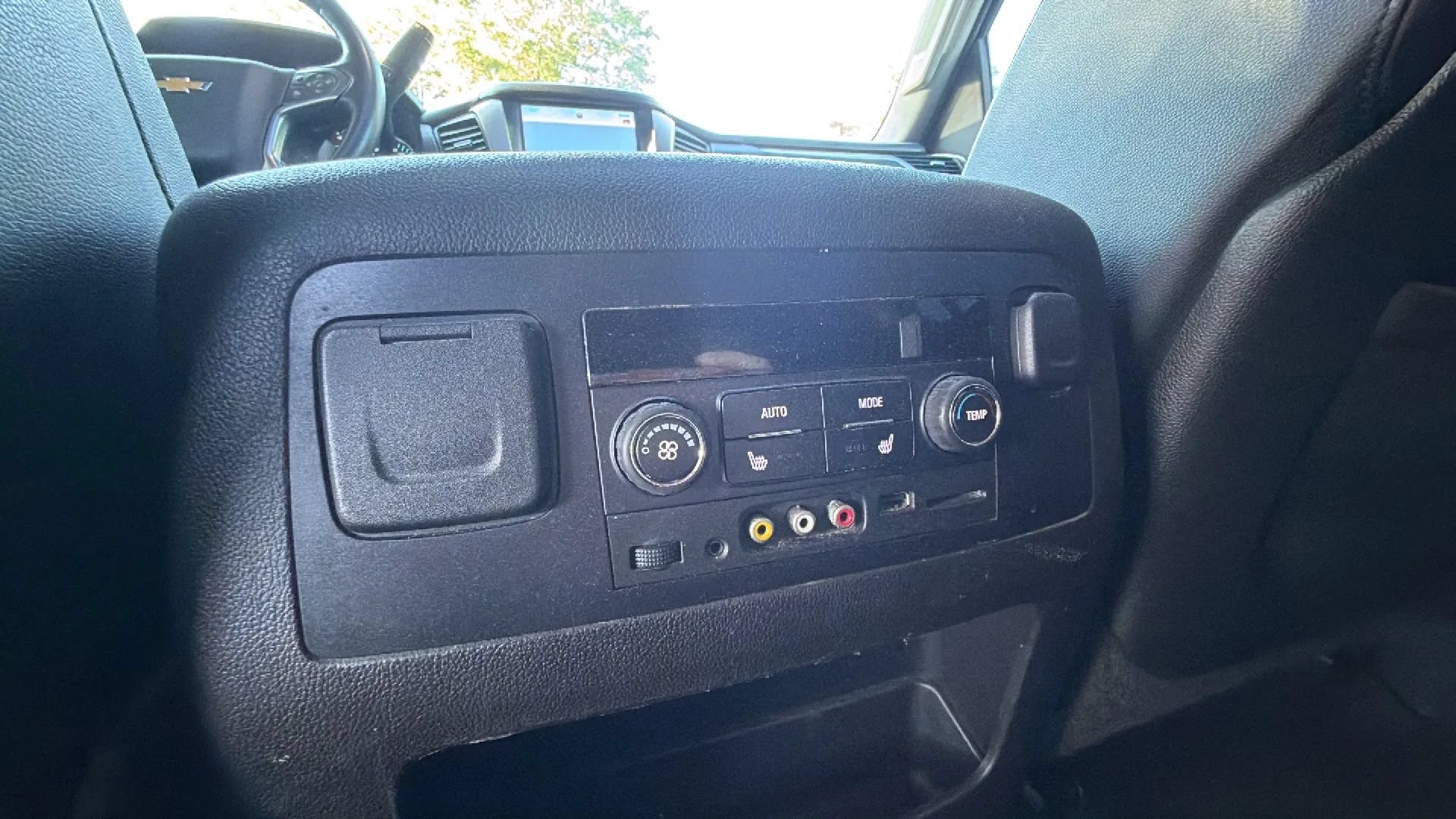 Used 2015 Chevrolet Suburban LT RWD image 25