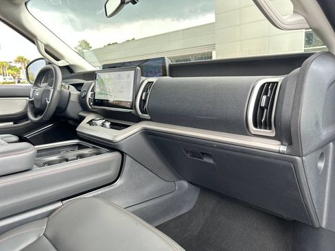 Used 2025 Ford Expedition Active RWD image 17