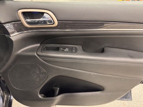 Used 2014 Jeep Grand Cherokee Overland image 30