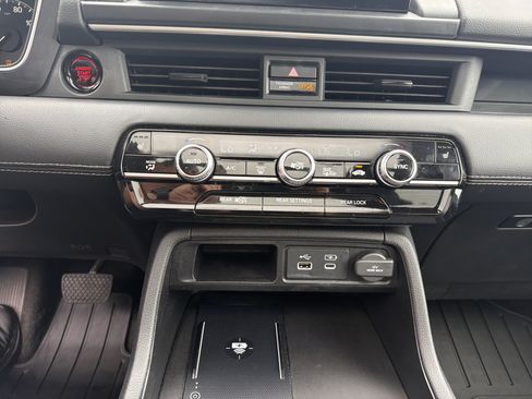 Used 2025 Honda Pilot Touring image 29