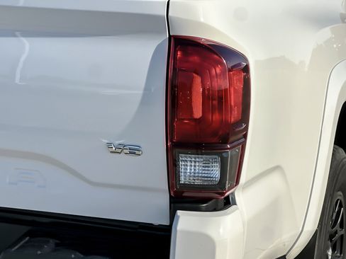 Certified 2022 Toyota Tacoma SR5 AWD/4WD image 24