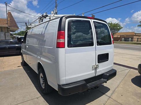 Used 2015 Chevrolet Express 2500 RWD image 2