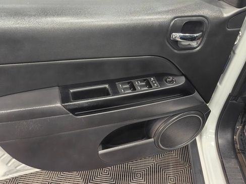Used 2016 Jeep Patriot High Altitude AWD/4WD image 32