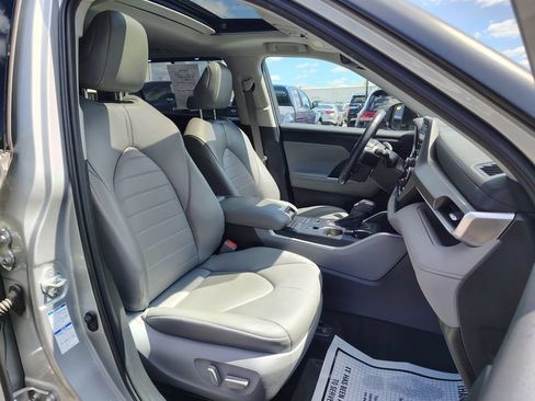 Used 2022 Toyota Highlander XLE AWD/4WD image 20