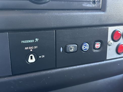 Used 2017 Chevrolet Express 2500 RWD image 33