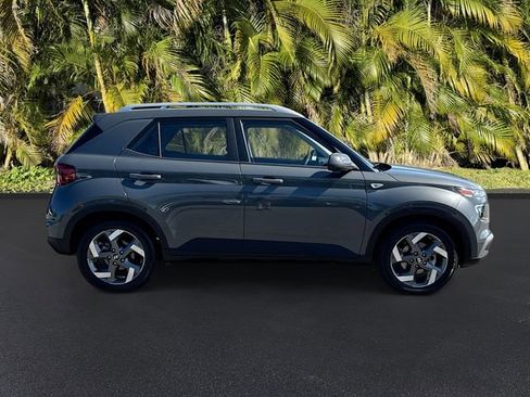 Used 2025 Hyundai Venue SEL FWD image 4