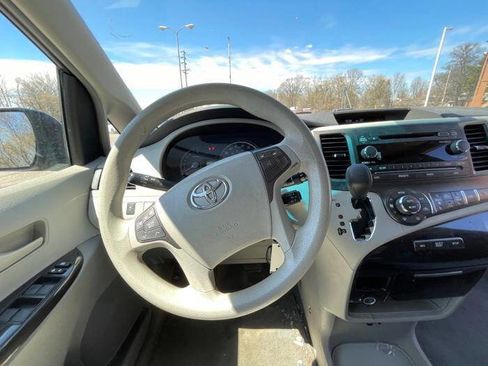 Used 2013 Toyota Sienna LE FWD image 33