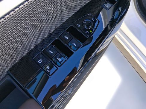 New 2026 BMW 750e xDrive w/ Premium Package image 11