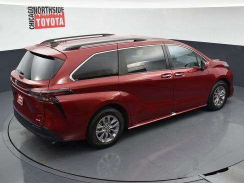 Used 2025 Toyota Sienna XLE FWD image 24