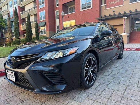 Used 2018 Toyota Camry SE FWD image 2