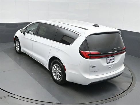 New 2026 Chrysler Pacifica Select image 34