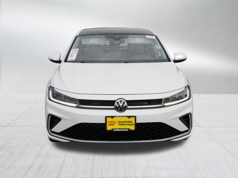 Used 2025 Volkswagen Jetta SE w/ Sunroof Package FWD image 2