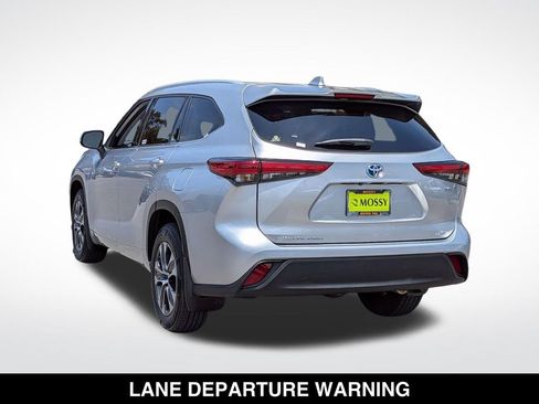 Used 2022 Toyota Highlander XLE AWD/4WD image 7
