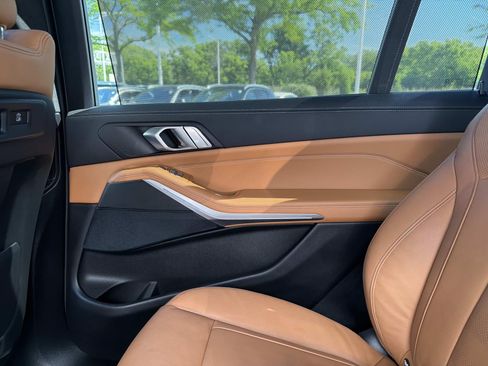 Used 2021 BMW X7 xDrive40i w/ M Sport Package AWD/4WD image 15