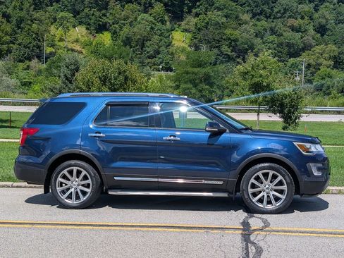 Used 2017 Ford Explorer Limited w/ Equipment Group 303A AWD/4WD image 4