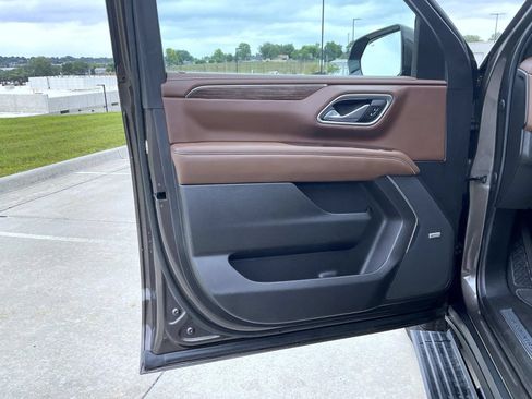 Used 2021 Chevrolet Tahoe High Country w/ Premium Package AWD/4WD image 10