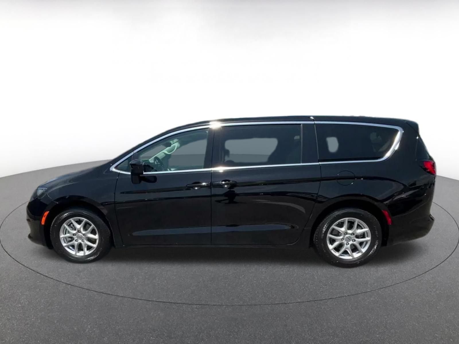 Used 2024 Chrysler Voyager LX FWD image 8