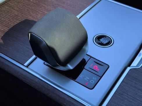 Certified 2025 Land Rover Range Rover SE image 33