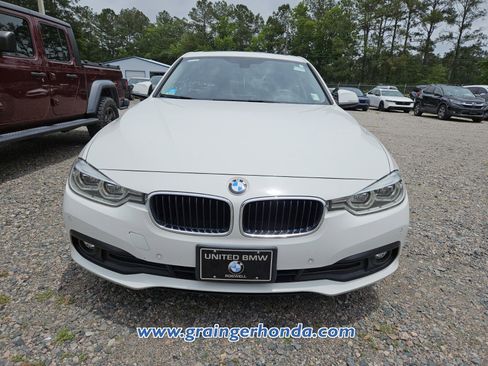 Used 2018 BMW 320i xDrive Sedan AWD/4WD image 3