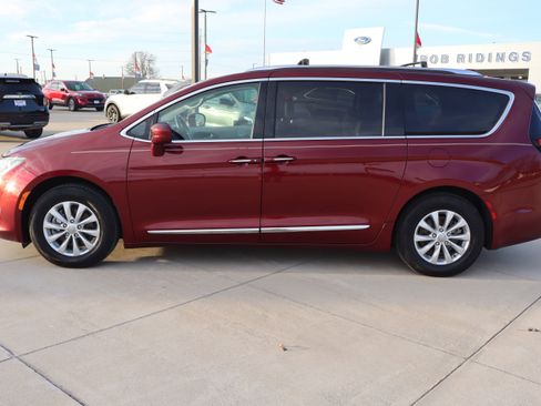 Used 2019 Chrysler Pacifica Touring-L image 8