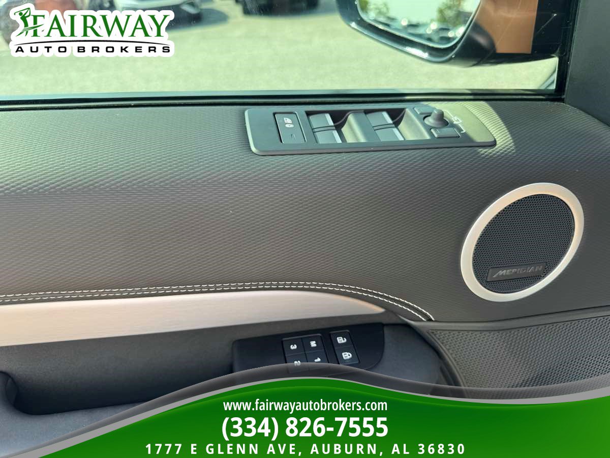 Used 2025 Land Rover Discovery Dynamic SE AWD/4WD image 15
