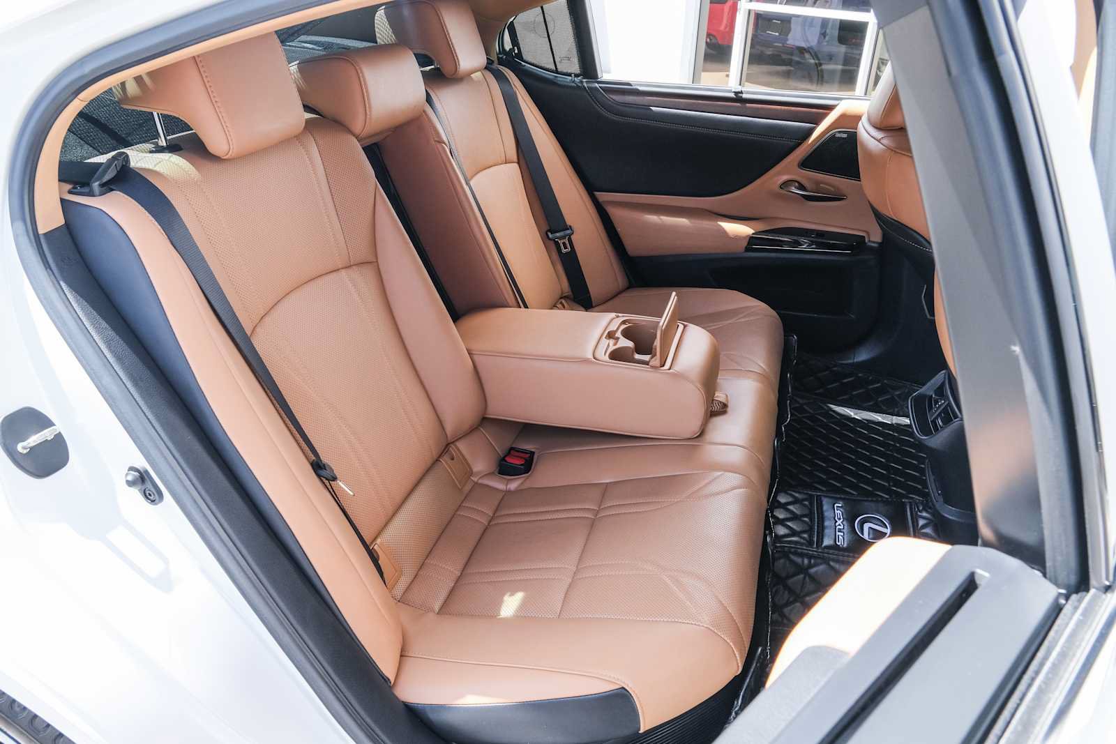 Used 2022 Lexus ES 300h Ultra Luxury w/ Accessory Package 2 FWD image 32