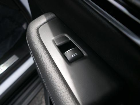 Used 2025 GMC Yukon XL Denali RWD image 24