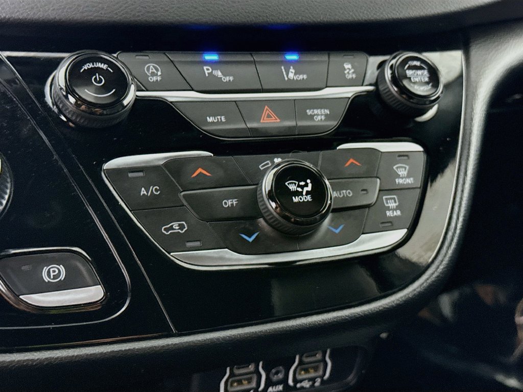 Used 2025 Chrysler Pacifica Select FWD image 8
