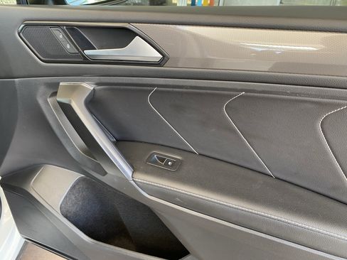 Used 2023 Volkswagen Tiguan SE w/ Panoramic Sunroof Package FWD image 35