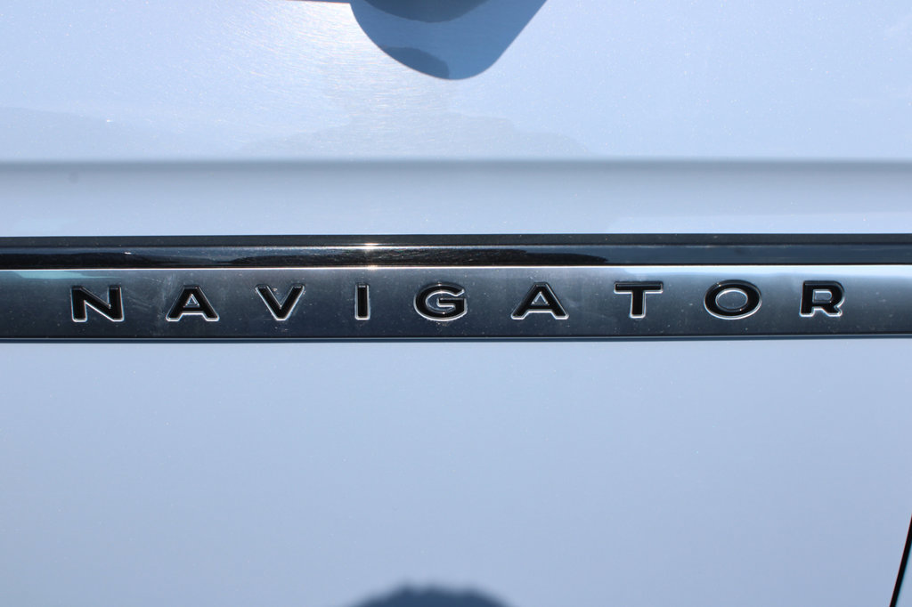 Used 2025 Lincoln Navigator L Reserve AWD/4WD image 4