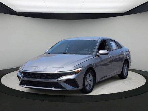 Used 2024 Hyundai Elantra SE FWD image 5