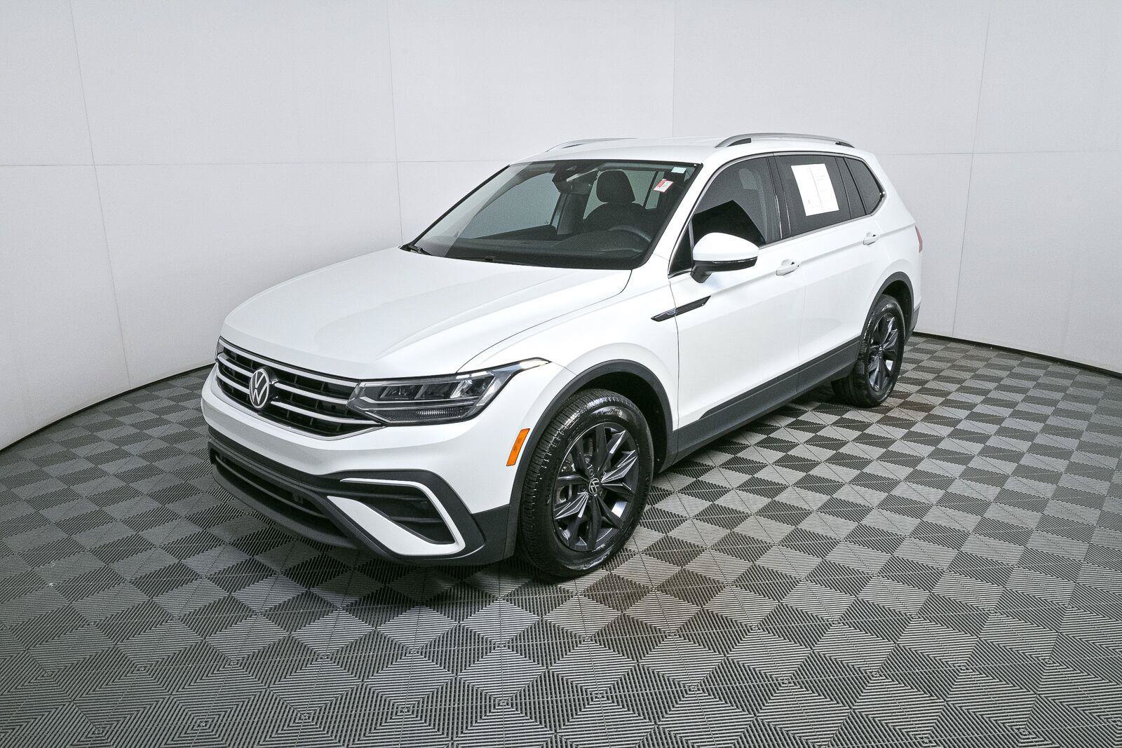Certified 2023 Volkswagen Tiguan SE FWD image 38