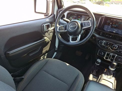 Used 2025 Jeep Wrangler Unlimited Sahara w/ Safety Group AWD/4WD image 15
