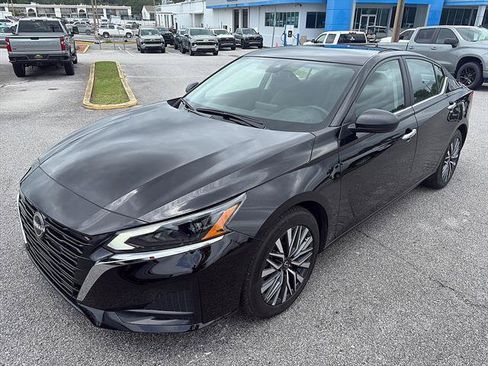 Used 2025 Nissan Altima 2.5 SV FWD image 2