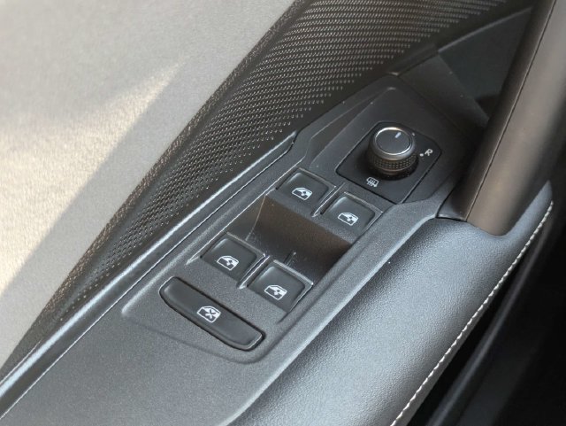 Used 2025 Volkswagen Tiguan SE R-Line FWD image 24