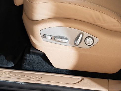 Certified 2020 Porsche Macan AWD/4WD image 13