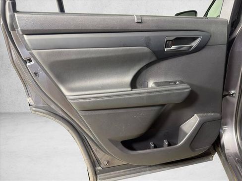Used 2021 Toyota Highlander XLE FWD image 23