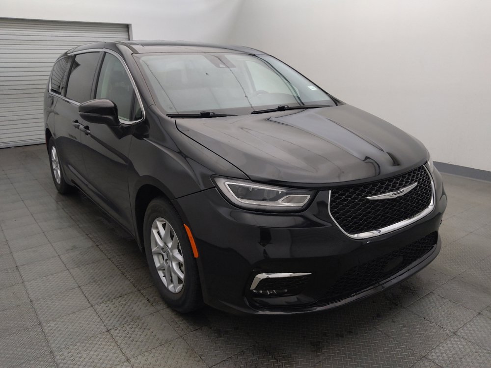 Used 2023 Chrysler Pacifica Touring-L FWD image 13