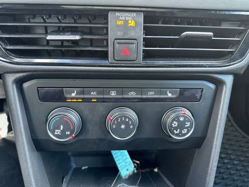 Certified 2022 Volkswagen Taos SE w/ Panoramic Sunroof Package image 11