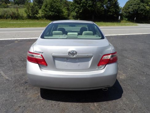 Used 2007 Toyota Camry XLE FWD image 6