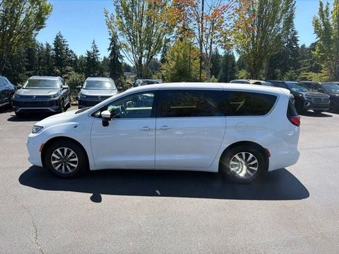 Used 2023 Chrysler Pacifica Touring-L FWD image 9