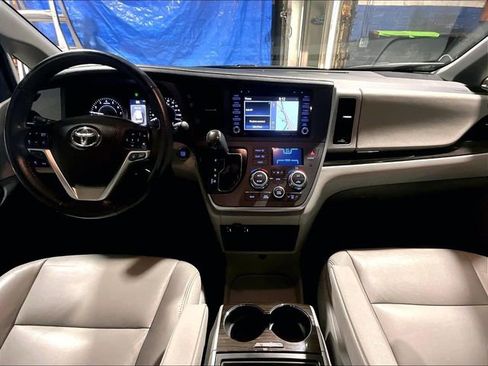 Used 2020 Toyota Sienna XLE w/ XLE Navigation Package image 16
