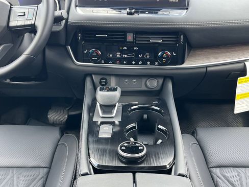 New 2026 Nissan Rogue Platinum image 3