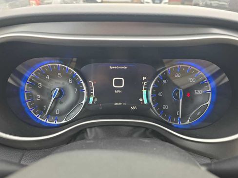 Used 2023 Chrysler Pacifica Touring-L FWD image 7