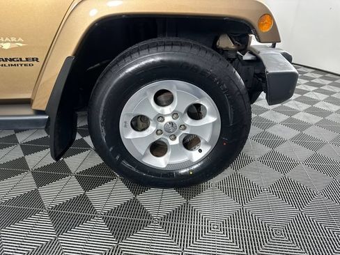 Used 2015 Jeep Wrangler Unlimited Sahara w/ Connectivity Group AWD/4WD image 4