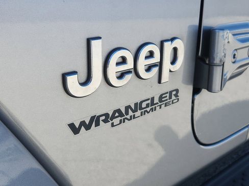 Used 2018 Jeep Wrangler Unlimited Sahara w/ Cold Weather Group AWD/4WD image 21