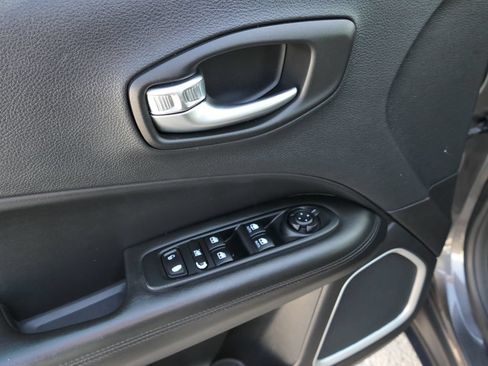 Used 2019 Jeep Compass Latitude FWD image 15