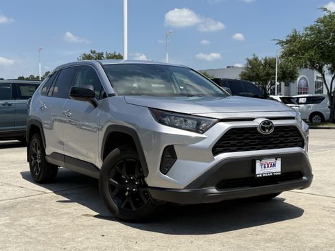 Used 2022 Toyota RAV4 LE FWD image 2